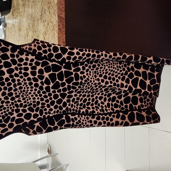 Michael Kors form fitting knit dress size 8 beautiful black and white print - Picture 2 of 3